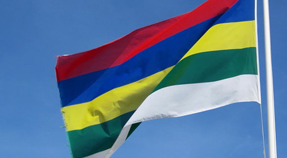 Vakanties op Terschelling De Terschellinger vlag wappert met de mooie kleuren rood, blauw geel groen en wit, aan een strakblauwe hemel
